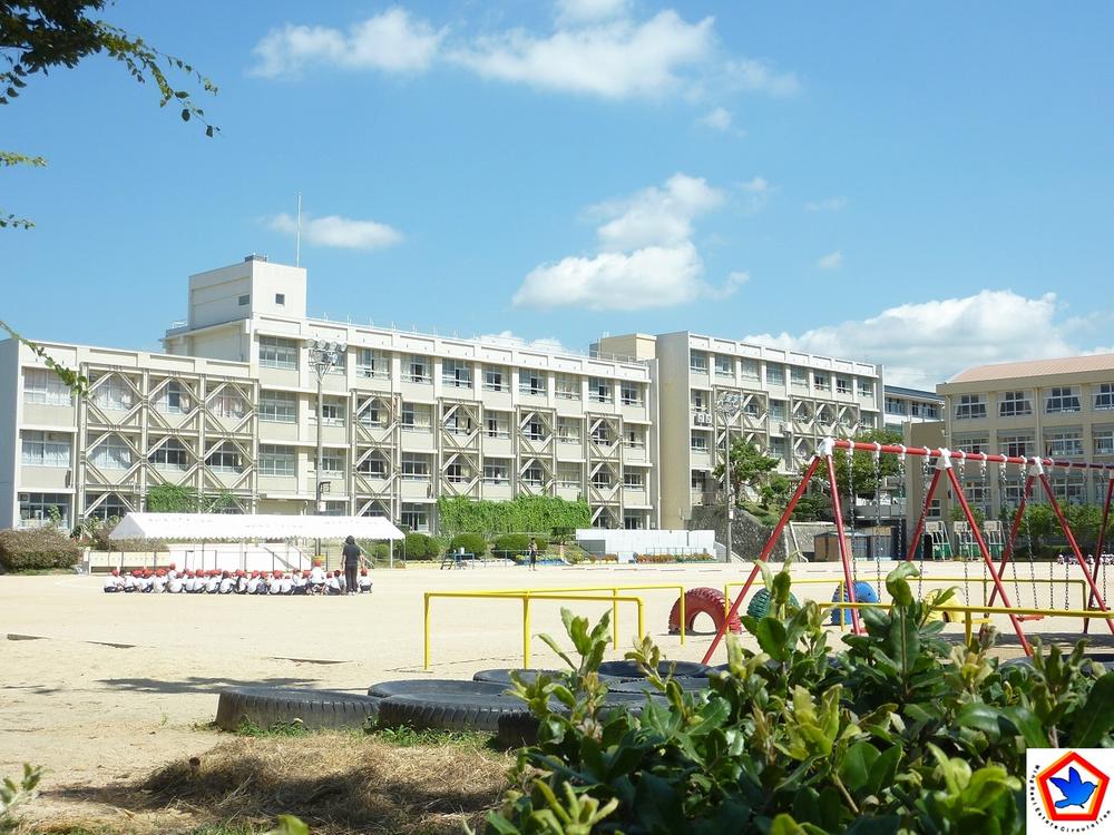 Primary school. 651m until Kobe Tatsuotsu tree elementary school