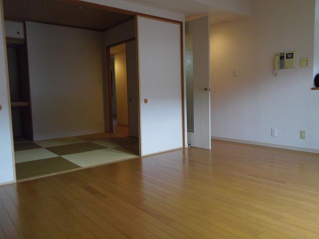 Living. There is a Japanese-style room next to, I feel a little widely! In the big sweep window is the other side which is a sense of open is a bright living room to enter the!
