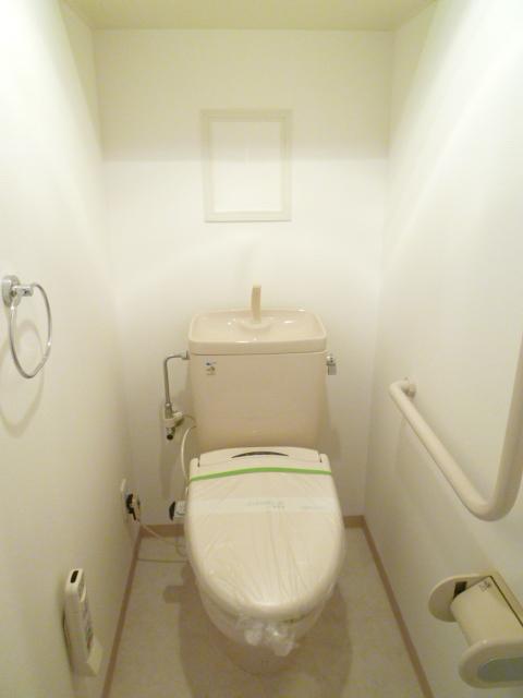 Toilet. With handrail!