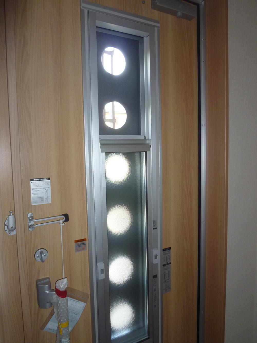 Entrance. Ventilation possible entrance door even in a state in which the closing was!