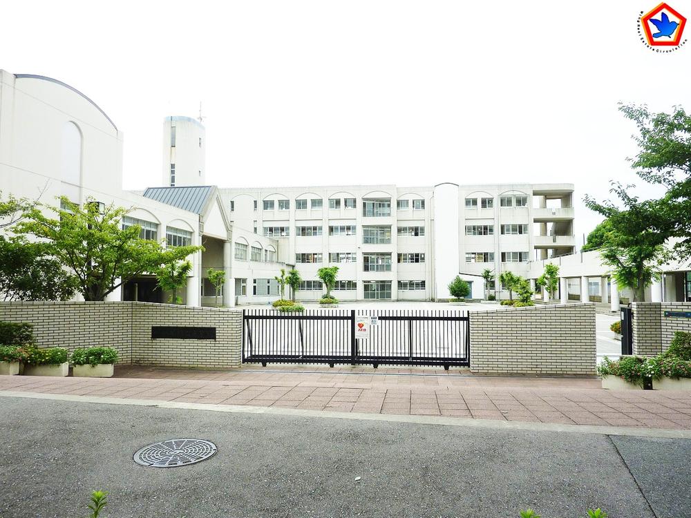 Junior high school. 1300m to Kobe Municipal Seiryodai junior high school