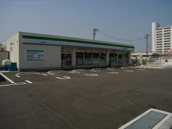 Convenience store. 650m to a convenience store Family Mart