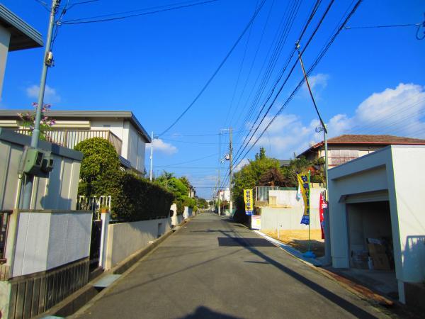 Local photos, including front road. This quiet streets