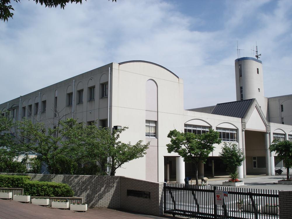 Junior high school. 600m to Kobe Municipal Seiryodai junior high school