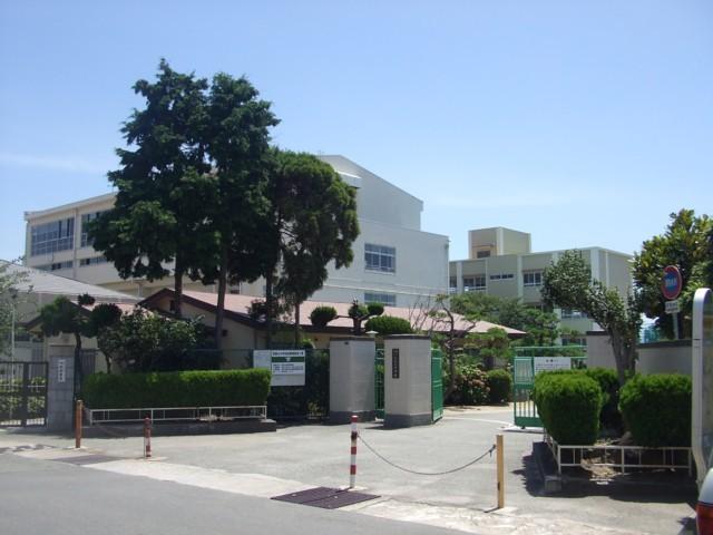 Junior high school. 1342m to Kobe Municipal Utashikiyama junior high school