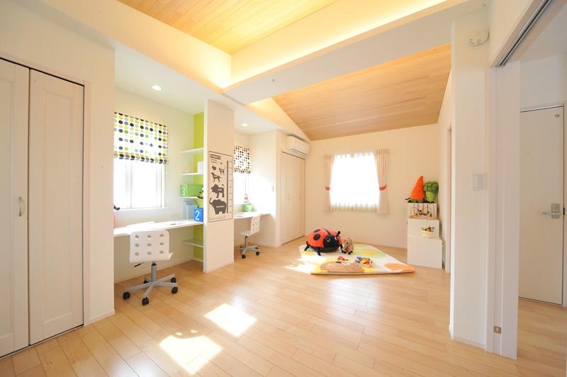 Model house photo. Open full sense of finish in the planking of the inclined ceiling. Wall-to-wall structure with storage and study desk ・ You can also comfortably put away in the bookshelf. Style that can also be in the future divide the room. 