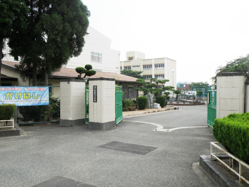 Junior high school. Utashikiyama junior high school Walk about 700m ・ 8 minutes