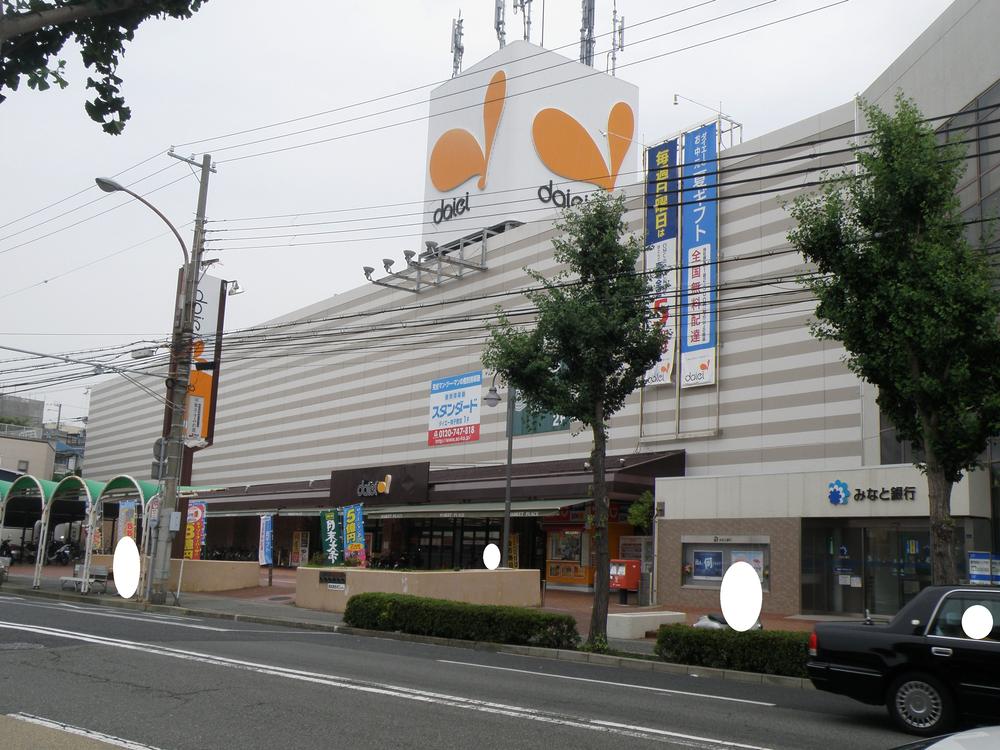 Supermarket. Daiei Maiko shop, Minato Bank