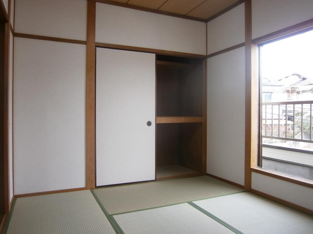 Non-living room. Please unwind in the bright Japanese-style room