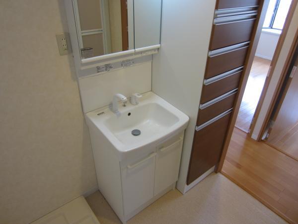 Wash basin, toilet. It had made also washstand