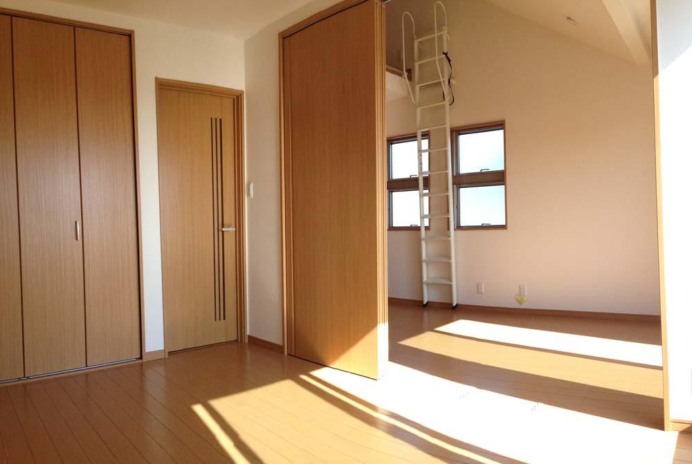 Non-living room. ■ South-facing Western-style two-chamber movable partition