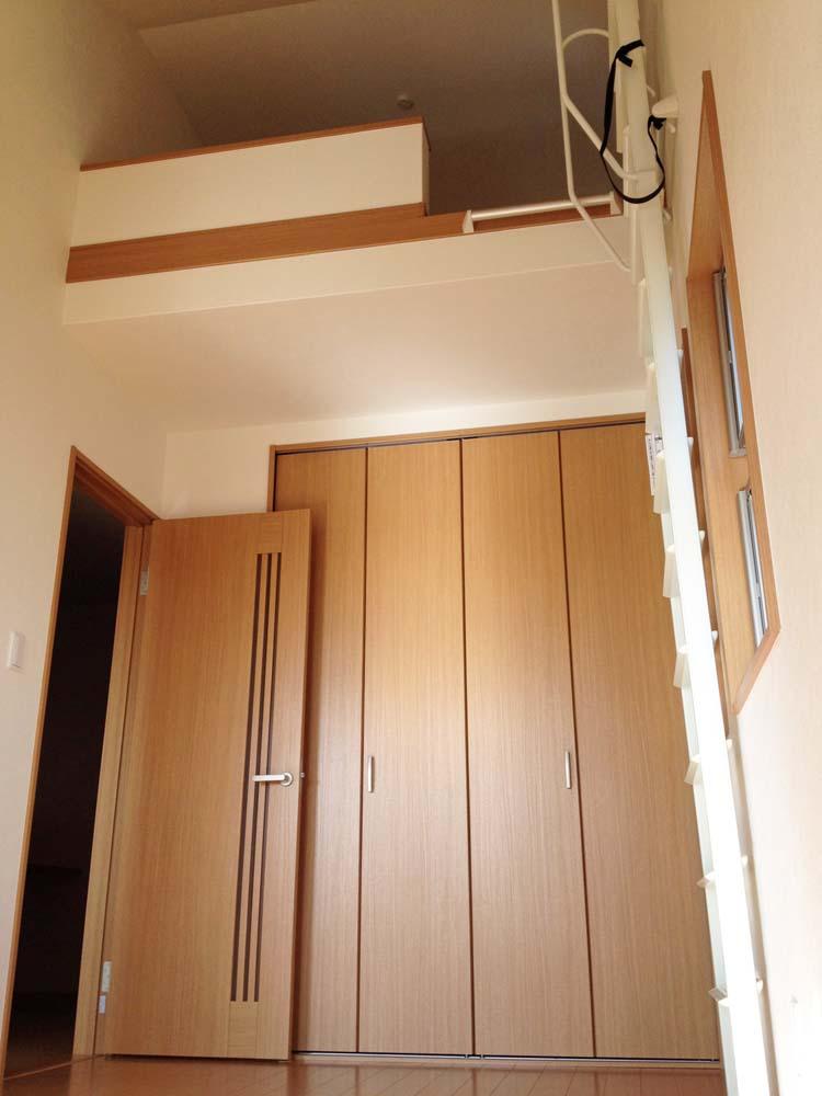 Non-living room. ■ With a convenient loft for storage on the second floor Western-style