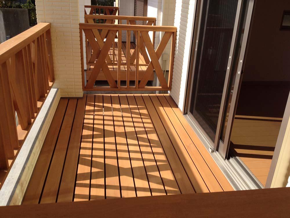 Other introspection. ■ Wood deck that follows the living room as outdoor living