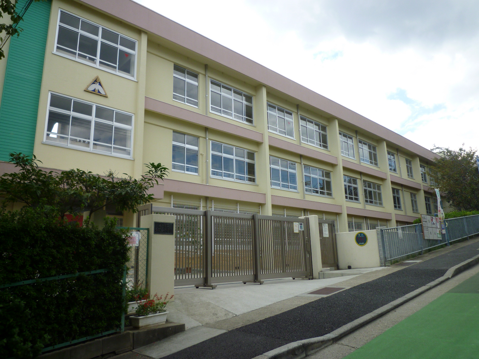 Primary school. 50m to Kobe Municipal Tamondai elementary school (elementary school)