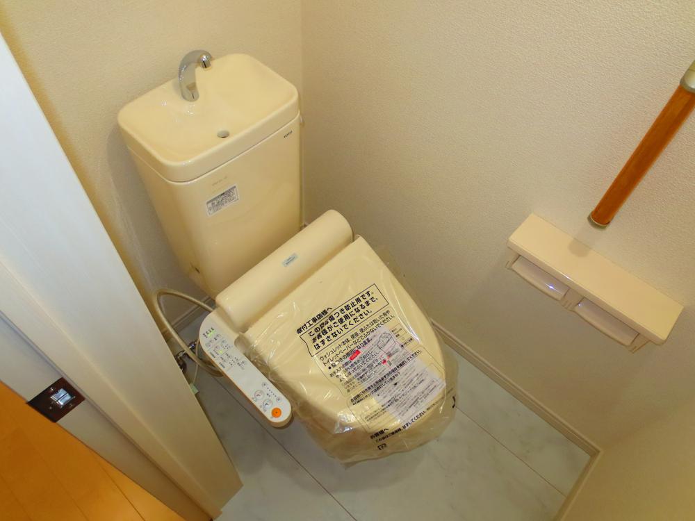 Toilet. Of course, it is with a bidet.