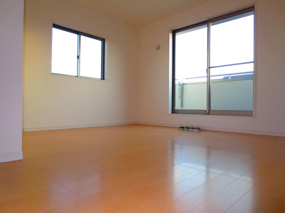 Non-living room. There is also a 8 pledge Western-style is perfect for the main bedroom.