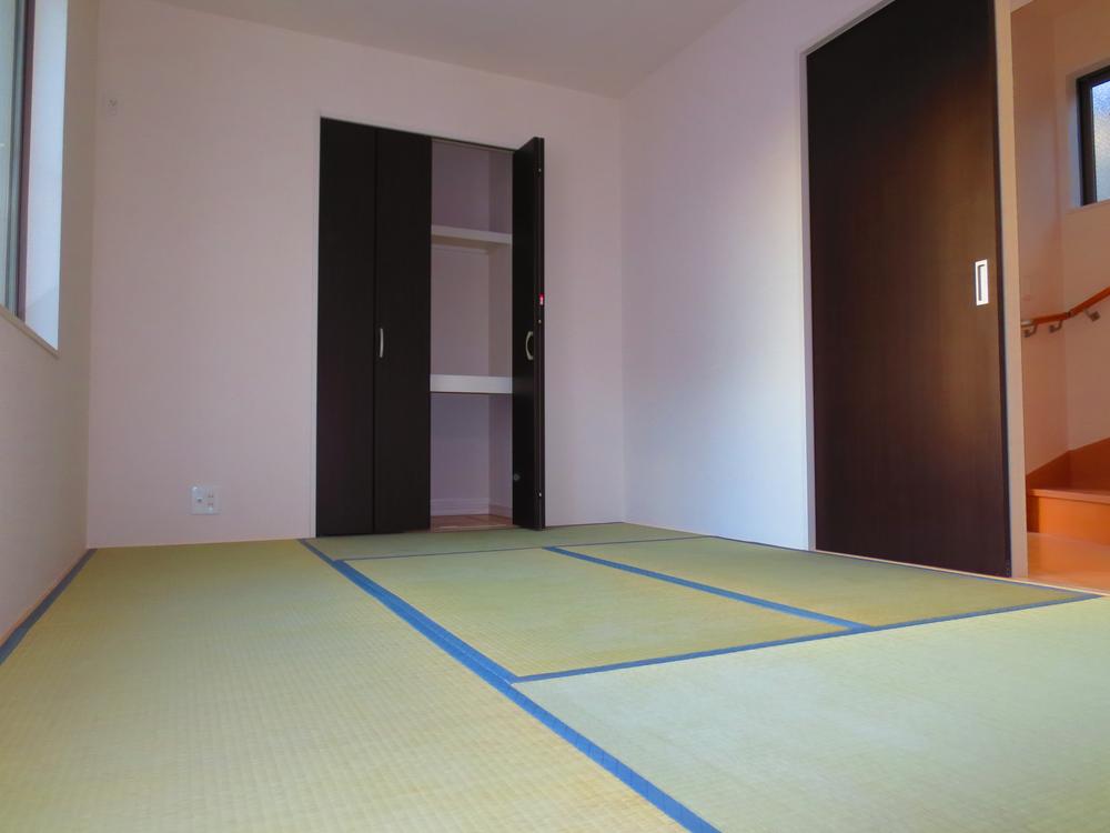Non-living room. There is also a peaceful Japanese-style room.
