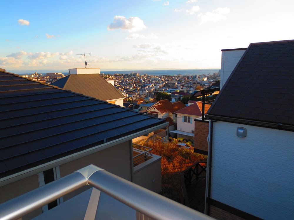 View photos from the dwelling unit. You can overlook the town of Tarumi from the balcony.