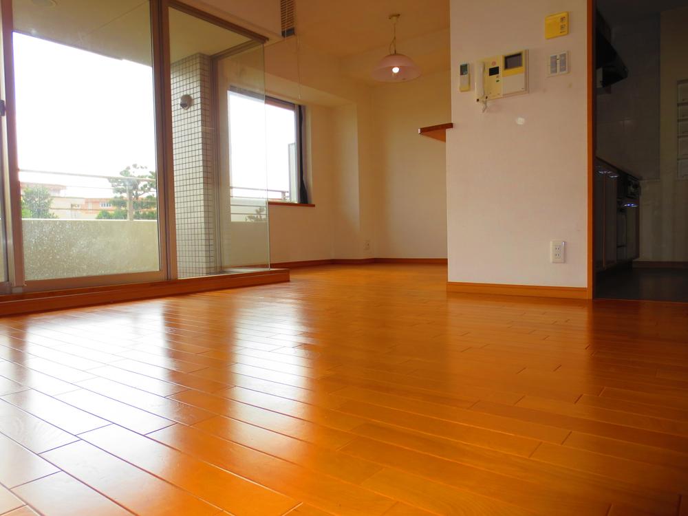 Living. Spacious living room with floor heating. Day also well undisputed.