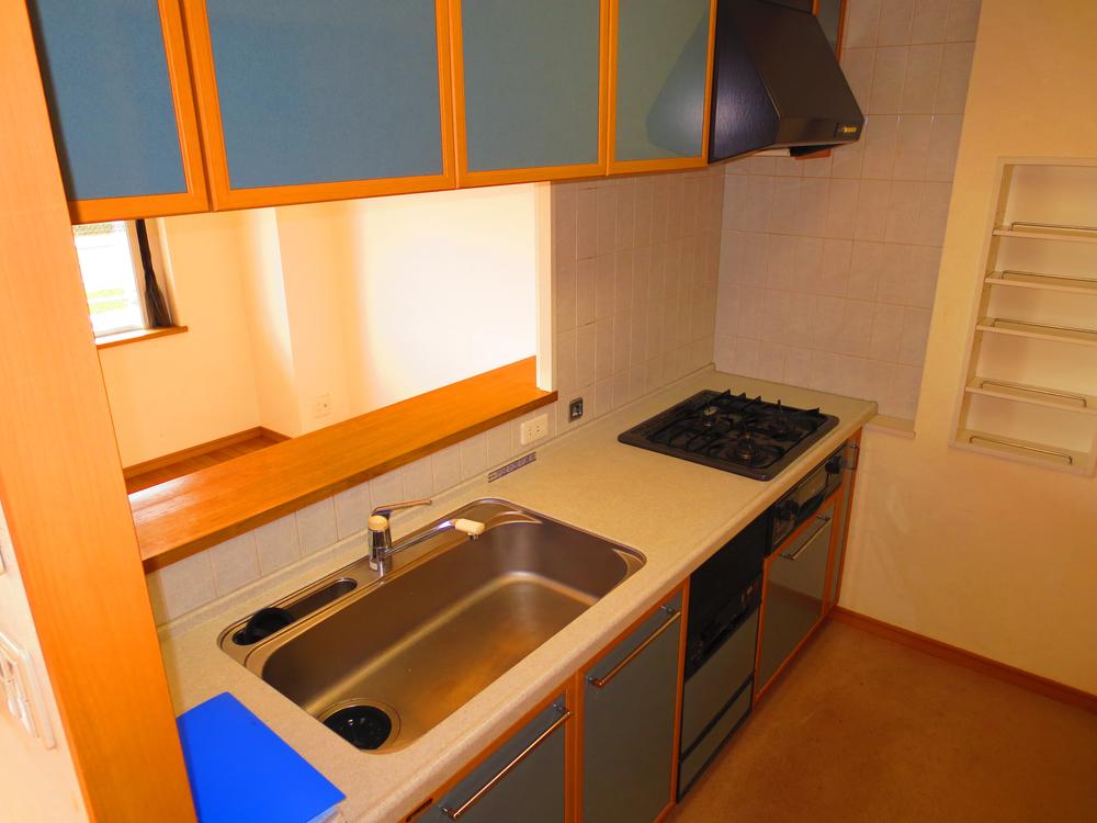 Kitchen. Popular counter system kitchen to wife. It supports the housework.