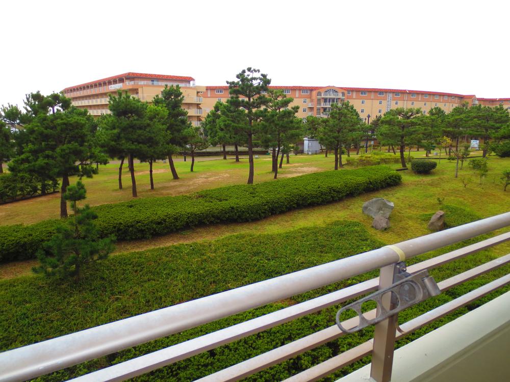 View photos from the dwelling unit. See a Maiko green space from the balcony, Calm you.