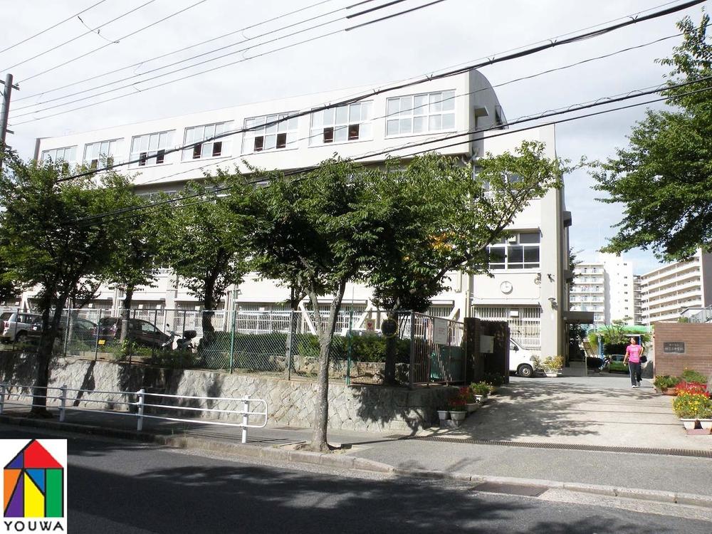 Junior high school. 1343m to Kobe Municipal Shinryodai junior high school
