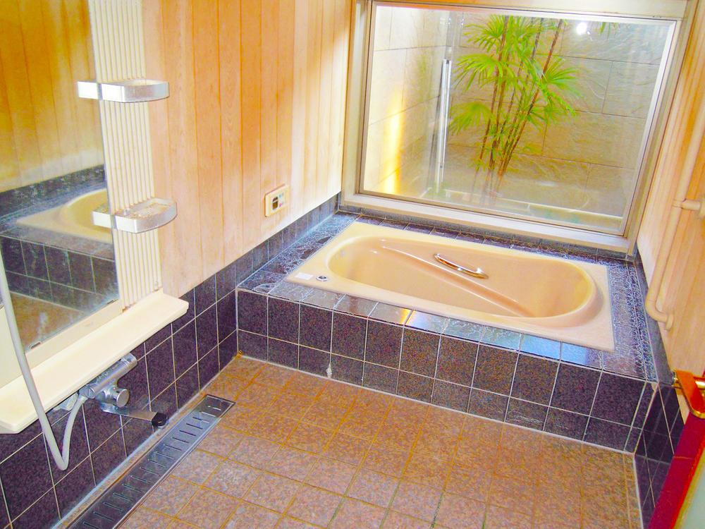 Bathroom. It is the bath of the first floor