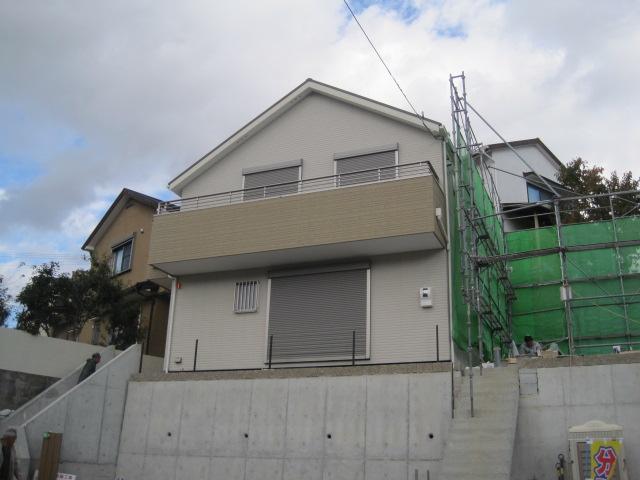 Local photos, including front road. The outer wall using Asahi Kasei "Power Board". durability ・ Thermal insulation properties ・ It is also fire resistant building material which is excellent in sound insulation. 