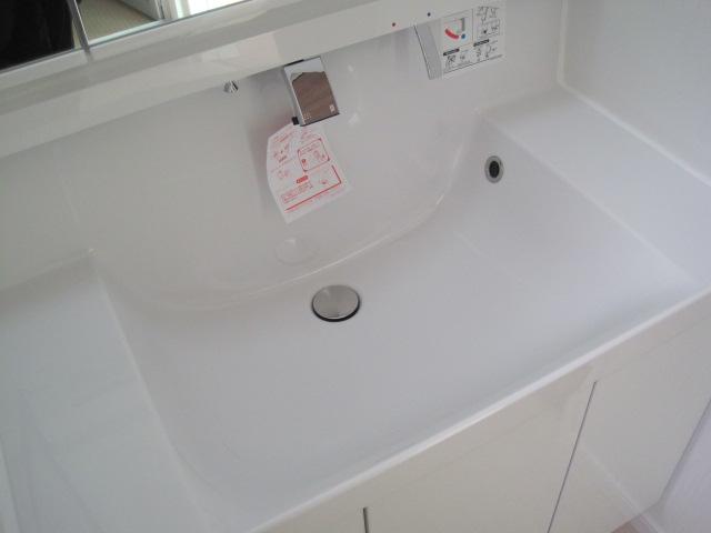 Wash basin, toilet. Eco-handle faucet