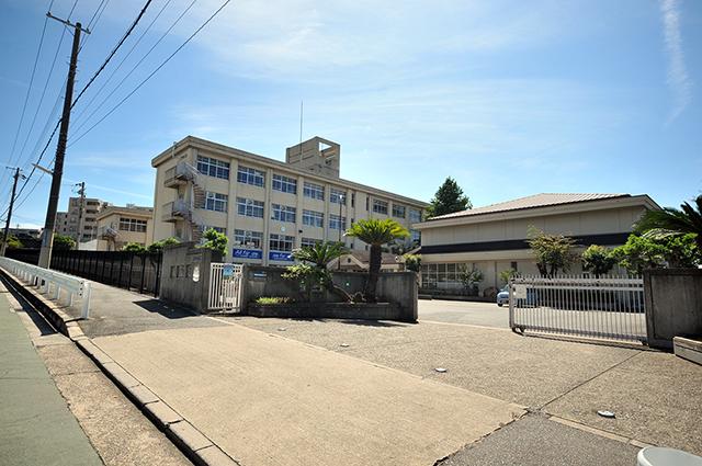 Junior high school. Hontamon 1500m number of students about 330 people to the junior high school