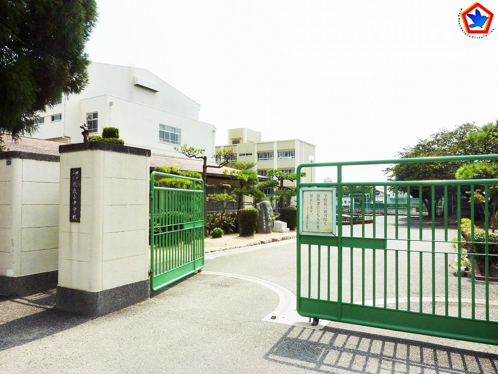 Junior high school. 1344m to Kobe Municipal Utashikiyama junior high school