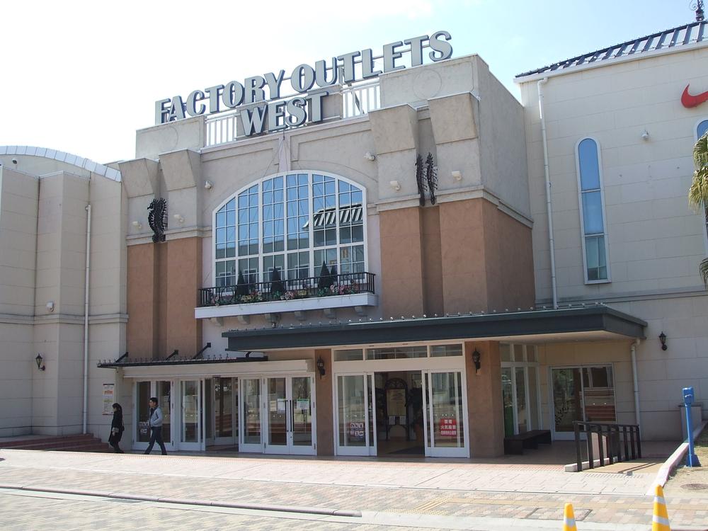 Shopping centre. Marinepia 750m large outlet mall to Kobe! You can also eat while admiring the Akashi Strait Bridge. 