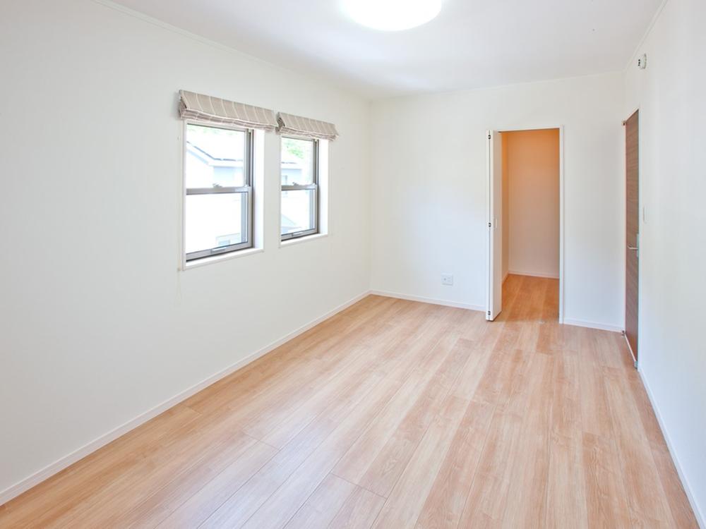 Non-living room. No. 21 place There is a walk-in closet. You can also plenty of clean storage important clothes.