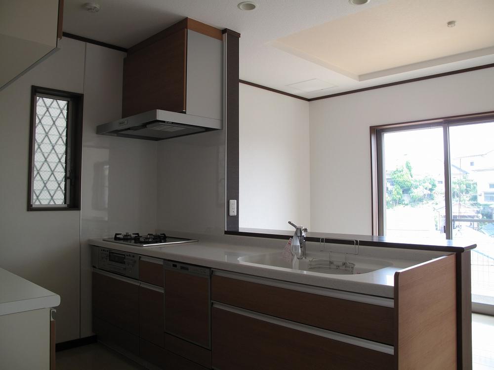 Kitchen. It is open-minded counter kitchen type. Since LDK is there is a sense of unity, Also will able to share time with your family like wherever you are.
