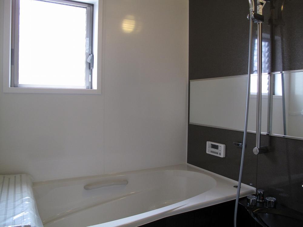 Bathroom. It shines bright sun, Clean full bathroom one tsubo size. There is a size that can withstand enough to your bathing with children.