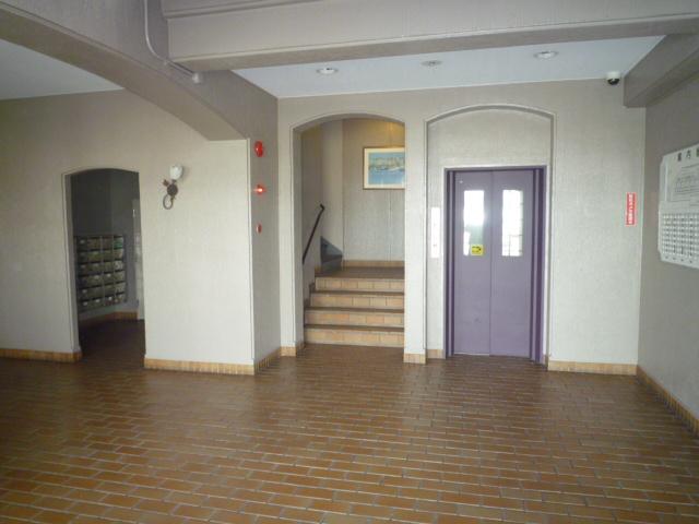 Entrance. Common areas