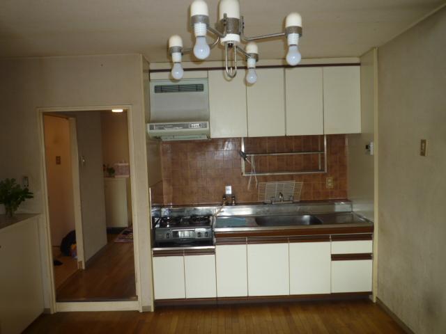 Kitchen. Indoor (11 May 2013) Shooting