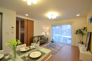 Living. Bright LDK in contact with the patio. .