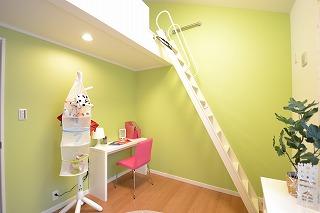 Non-living room. 2F Kids Room with Loft. Popular with children. Also higher effective use simple room ceiling.