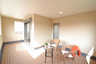 Balcony. Yang per good on the south-facing! Indoor balcony with wide span. Available in multi-purpose.