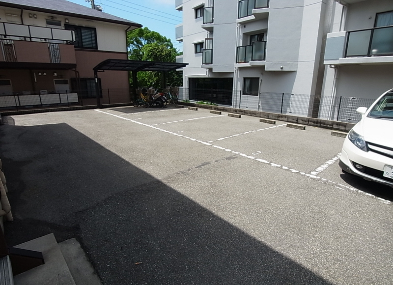 Parking lot. On-site parking 8000 yen ^^