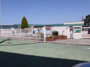 kindergarten ・ Nursery. About 7 minutes of kindergarten at 1360m bicycle to a small bunch stand kindergarten. Because closeness to the children of the pick-up is also not bother, Dad and mom also a great help