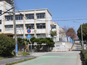 Primary school. Small bundles stand elementary school to nurture the 1360m of the future dream to small bundle stand elementary school. Children attend cheerfully, Much good friend of your friend also can surely likely