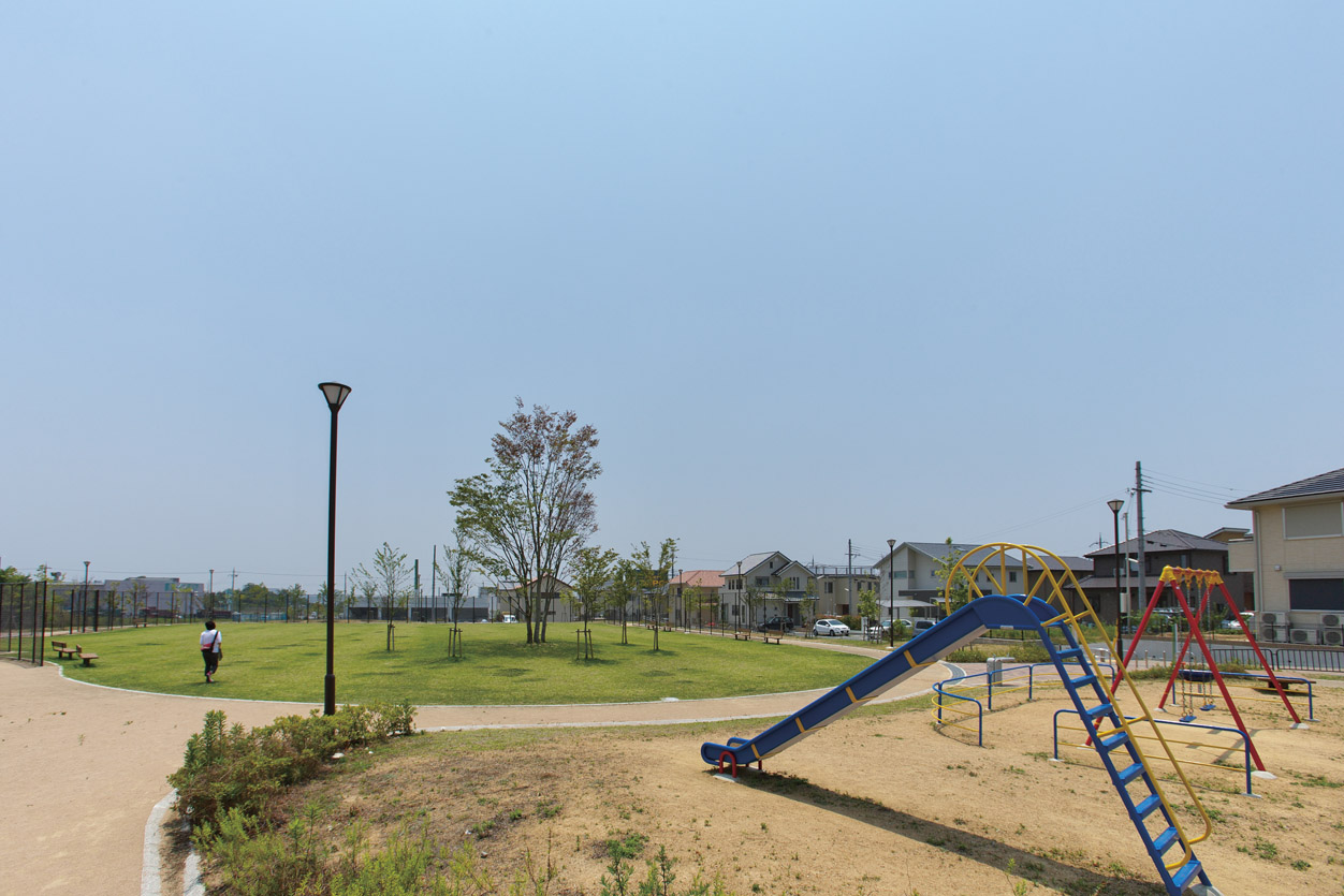 park. To a small bunch stand park 100m children abandon Hashirimawareru spacious park. Happy environment in child-rearing family. Also children of the figure for the catch ball and soccer on holiday