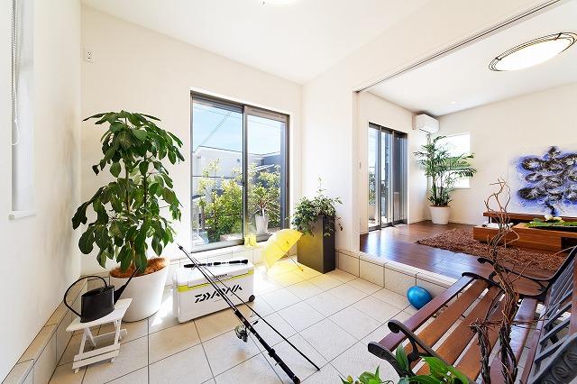 Non-living room.  [Model house No. 12 place] Living next to the Tea Lounge. Deck terrace and, It has also led to the front door. In the sense, such as the tiled such because Doma, How to use each of these families, Space is you want to find a way to enjoy. 