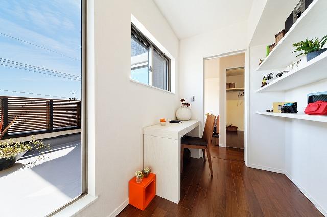 Non-living room.  [Model house No. 12 place] Spend a hobby of the time while watching the scenery in front of the study of the view terrace. Built-in shelves behind, Cabinet is better collection of hobby, If you like reading as a bookshelf, It demonstrated the storage capacity. 