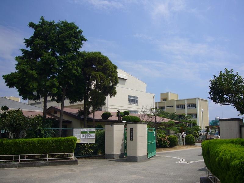 Junior high school. Utashikiyama 340m until junior high school