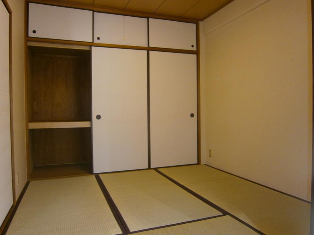 Non-living room. Japanese-style room facing the living room is a soothing healing space!