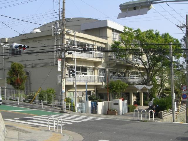 Primary school. 990m to Kobe Municipal Higashimaiko Elementary School
