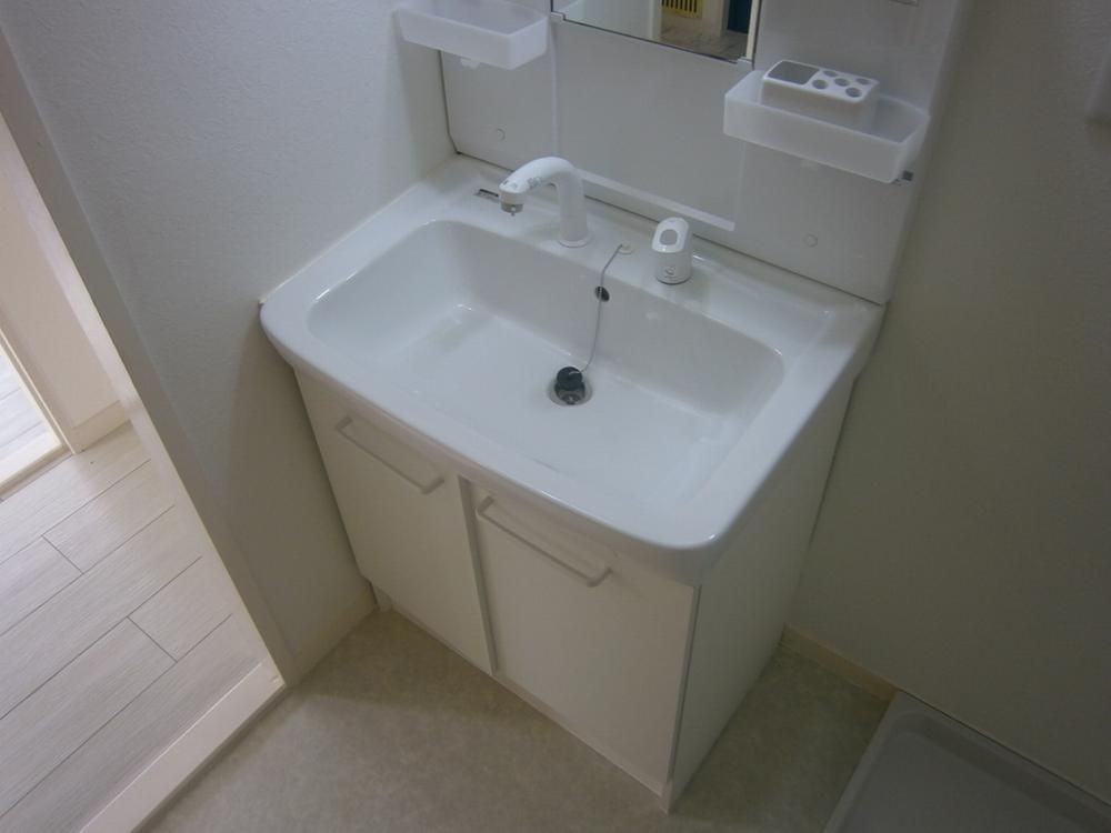 Wash basin, toilet. It was replaced in the wash basin with a shampoo dresser! After all, brand-new feeling physician